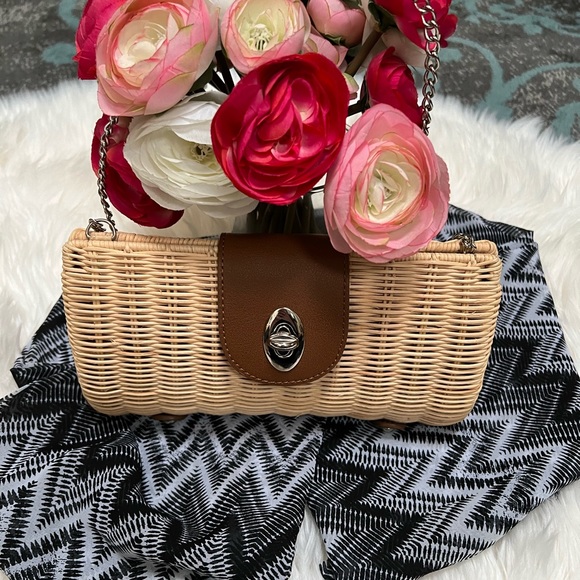 NWOT Beautiful Straw clutch bag/with chain to wear over the shoulder - Picture 6 of 6